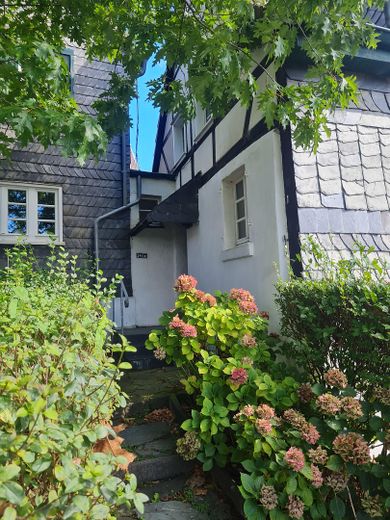 Historisches Fachwerk-Ensemble (Haupthaus + Nebengebäude + 2 Garagen) – Eingang Hotelzimmer