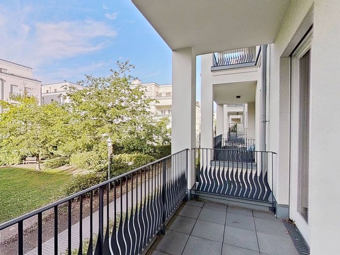 Elegantes Wohnen in Düsseldorf: Großzügige 3-Zimmer-Wohnung mit Balkon, Concierge-Service uvm. – Balkon