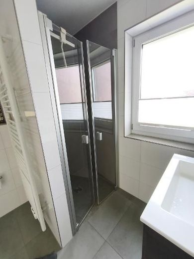 3 Zi. Wohnung (möbliert) im EG mit Terrasse, Carport und Stellplatz – Bad mit Badewanne, Dusche und Waschmaschineanschluss Bild 3
