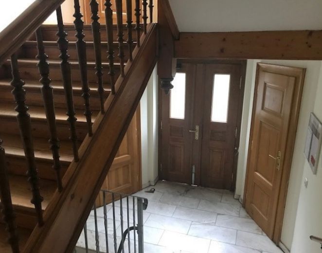 ruhige, helle 2-Raum Wohnung mit Parkettboden + Balkon + Küche – Treppenhaus