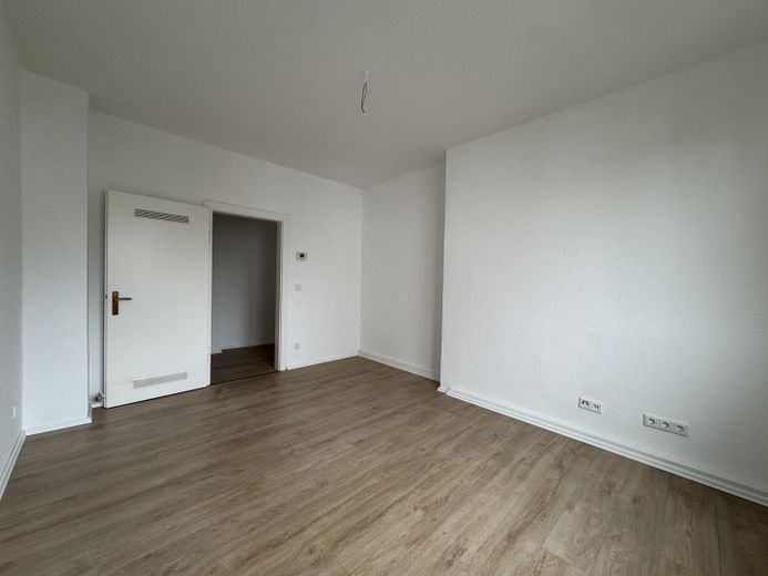 Frisch renovierte 3-Zimmer-Wohnung mit Balkon, frei ab sofort – Zimmer 1, Blick in Raum