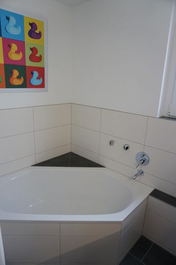 Modernes Kettenhaus mit KfW-55-Standard und hochwertiger Ausstattung – Badewanne