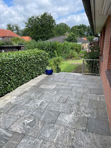 Terrassenblick in Garten