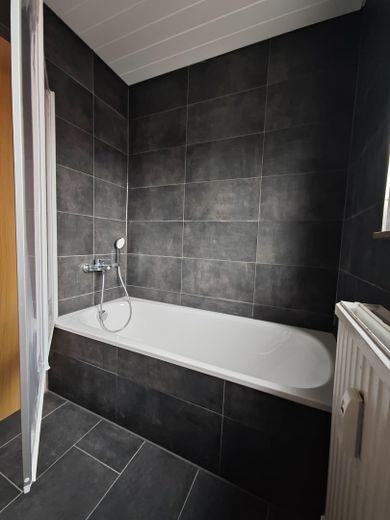 Moderno appartamento di 3 locali con balcone, cucina componibile e posto auto a Weinsberg – Photo 3