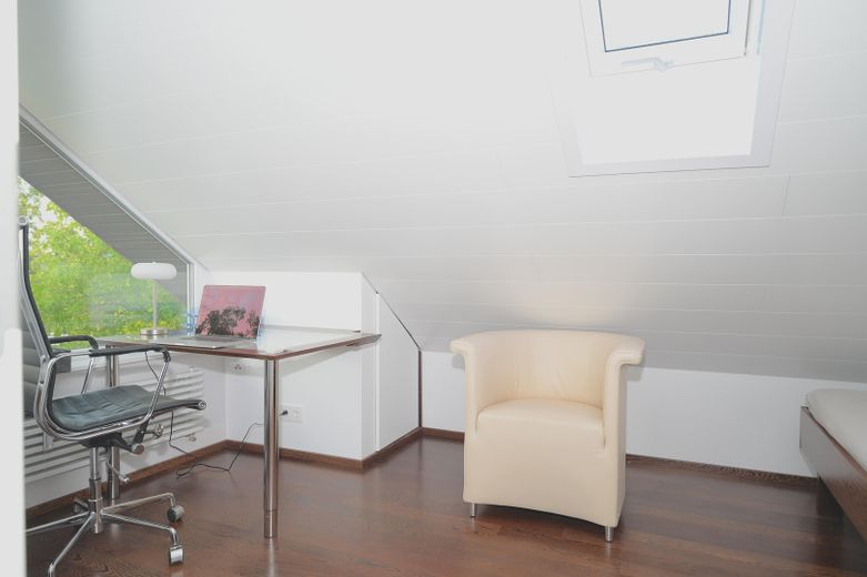 Aussicht, Natur und Design: exquisite 3-Zimmer Dachgeschosswohnung in Freiburg St. Georgen – Gäste-/Arbeits-/Kinderzimmer