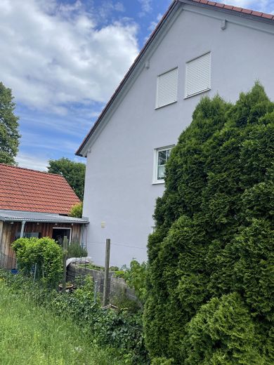 Doppelhaushälfte sucht neuen Eigentümer – Westansicht mit Gartenhaus
