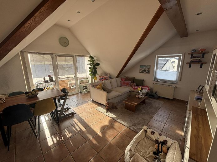 Attraktive 3-Zimmer-Dachgeschosswohnung mit Balkon in guter Lage von Elz – Wohnzimmer