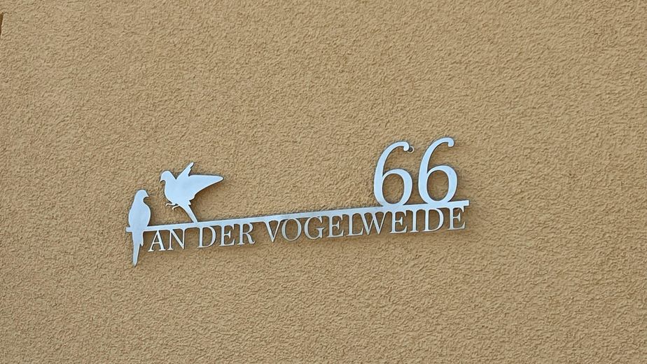Ruhe mit Blick über Felder: Exklusives wohngesundes Plusenergie-Doppelhaus, S-Bahn fußläufig – An der Vogelweide 66