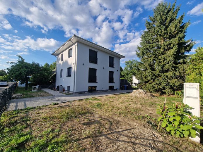 Erstbezug in Zepernick – Provisionsfreie KfW-40-EE Stadtvilla auf über 1.000 m² Grundstück – Außen SüdWest Auffahrt Parkpl.