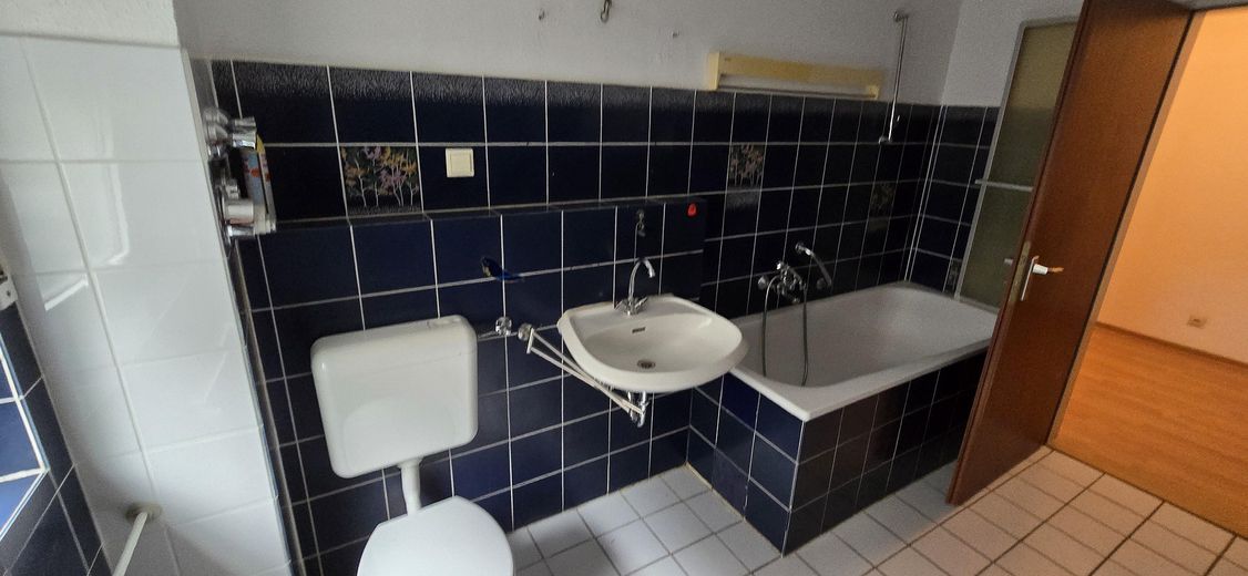 Immediately available 2-room apartment in a central location with balcony – Foto 6