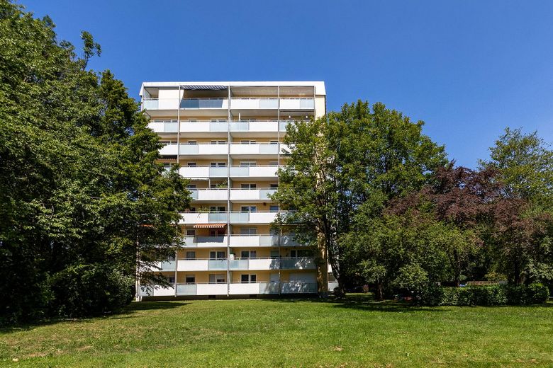Entrate subito e sentitevi a vostro agio: appartamento ristrutturato di 1,5 locali con balcone a Bogenhausen – Das Gebäude von Außen (1/2)