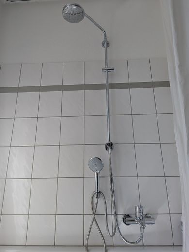 Friedrichshain'de balkonlu bakımlı 2 odalı eski bina dairesi – özelden, komisyonsuz – Dusche über der Badewanne