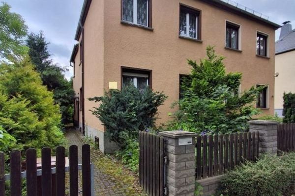N. oggetto: 4925 - Incantevole casa unifamiliare bifamiliare in una zona residenziale popolare a Zeulenroda-Triebes