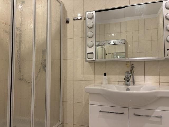 Lichtdurchflutete 2,5-Zimmer-Wohnung mit Südbalkon und Weitblick – Das Duschbad
