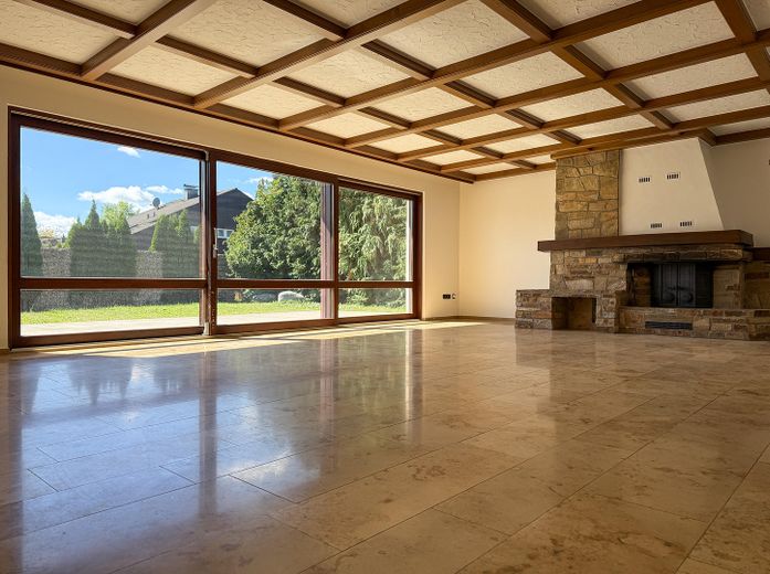 Helles großzügiges Wohnzimmer