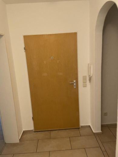 Geräumige 5- Zimmer Wohnung mit Balkon im 2. OG – Wohnungeingangstür