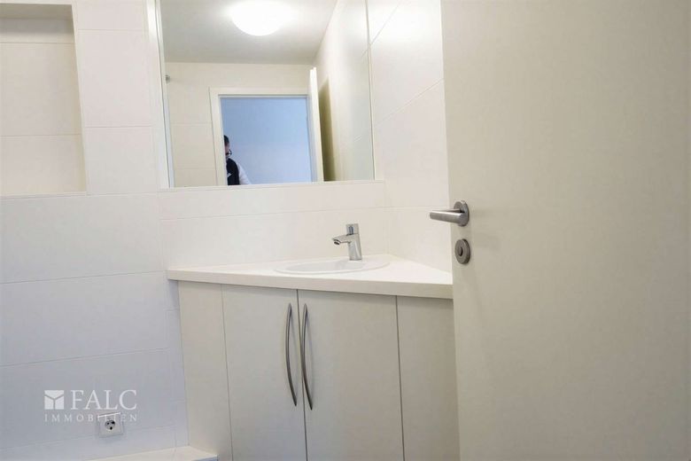 Klimaanlage + Komfort auf 149 m² im 1. OG , 5 Zimmer, Doppelcarport, HG nur 430,- – Badezimmer 2