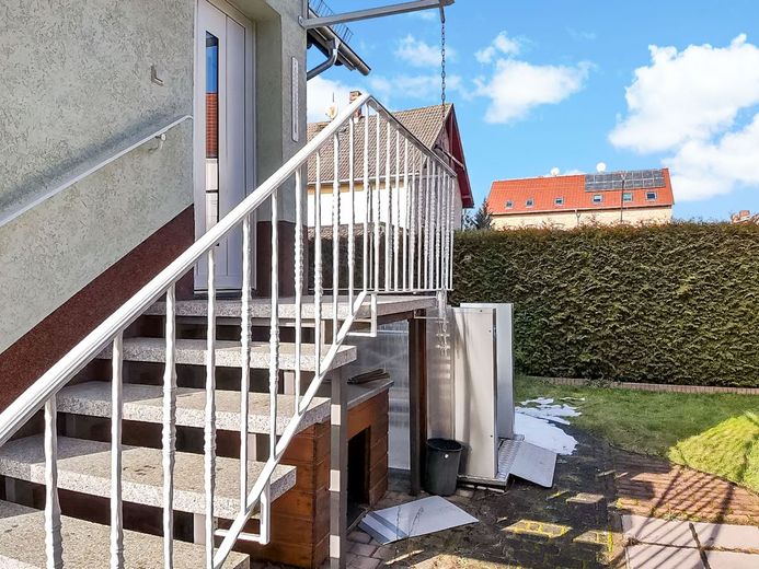 Freistehendes Einfamilienhaus in gefragter Wohnlage von Halle -Nietleben – Hauseingang