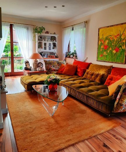 Freistehendes Einfamilienhaus mit massiv erbautem Atelier – Wohnzimmer