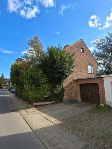 Freistehendes Dornröschen in toller Lage (von privat) – Seitenansicht m. Stellplatz