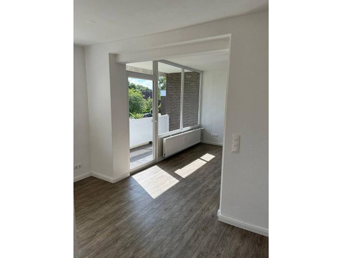 Moderne 3-Zimmer-Wohnung mit BALKON und EINBAUKÜCHE – Ansicht I: Wohn- und Esszimmer
