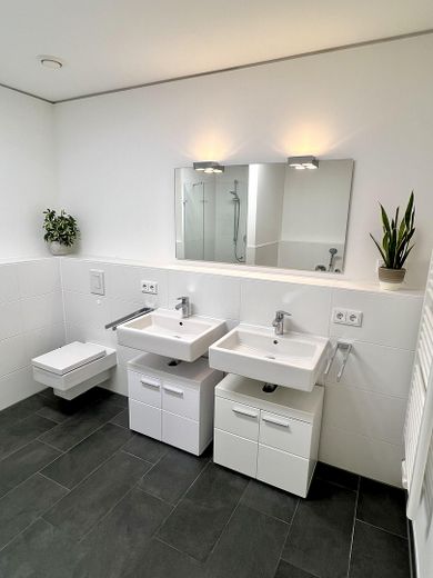 Möblierte 2-Zimmer-Wohnung in erster Reihe zum Main – En-Suite Badezimmer