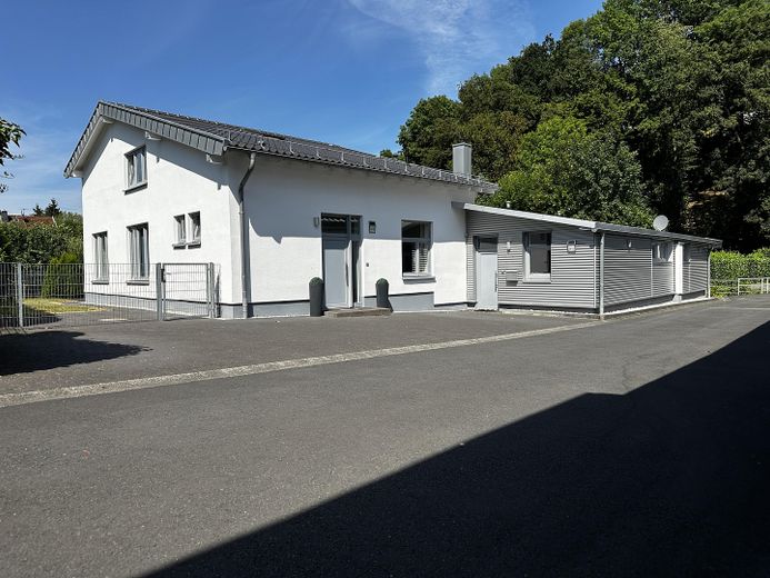 Modernes Wohnhaus mit separater Gewerbeeinheit in ruhiger Citylage – Vorderseite
