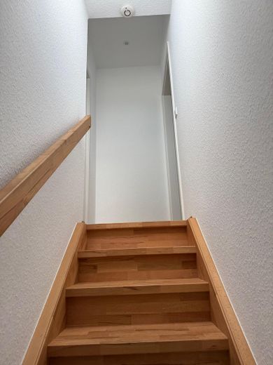 5 Zimmer Masionette-Wohnung, 117qm auf zwei Ebenen mit Balkon und neuwertiger EBK – Aufgang zu Zimmer 3 und 4