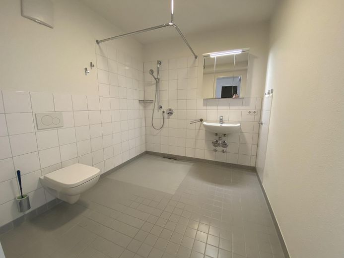 Barrierefreie 2-Zimmer Wohnung mit großem Balkon – Barrierefreies Duschbad