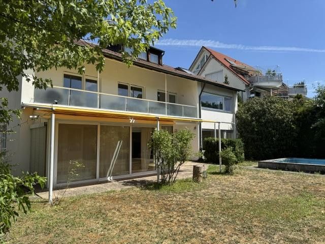 Casa progettata da un architetto a mezza collina – Gartenfassade