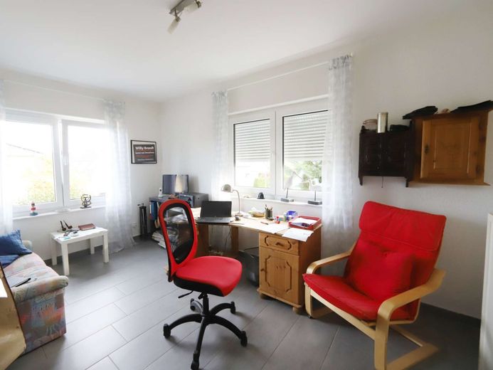 Przyszłość spotyka komfort - geotermia, fotowoltaika i luksusowe wyposażenie w spokojnej lokalizacji – lichtdurchflutetes Arbeitszimmer OG