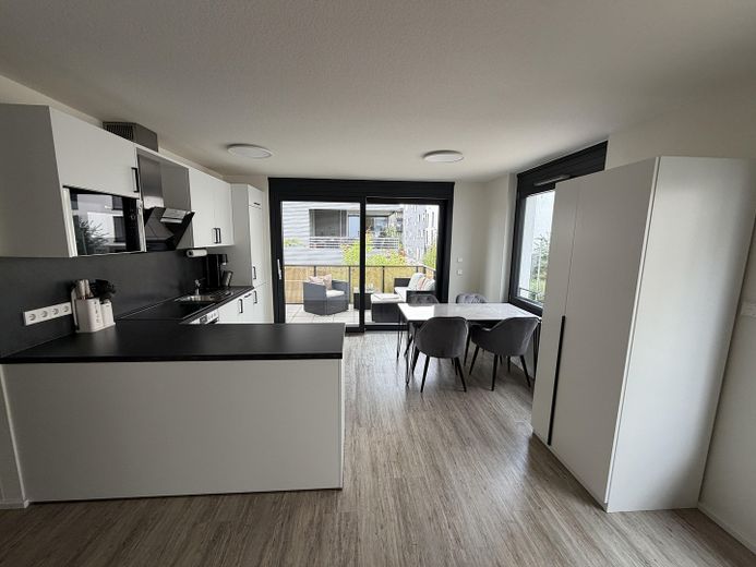 Appartement lumineux de 3 pièces avec balcon dans le quartier Steingau – Kirchheim unter Teck – Esszimmer und Küche