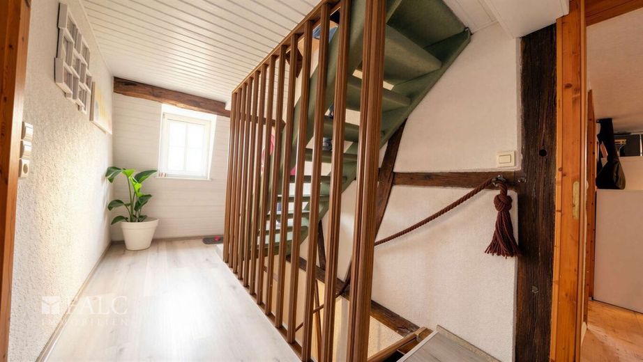 Saniertes Einfamilienhaus mit Platz für die ganze Familie! - FALC Immobilien Heilbronn – Treppenhaus