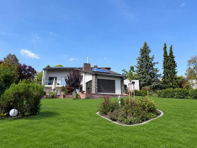 Architect-designed villa with a dream view in a prime location in Hof – Ansicht Süd