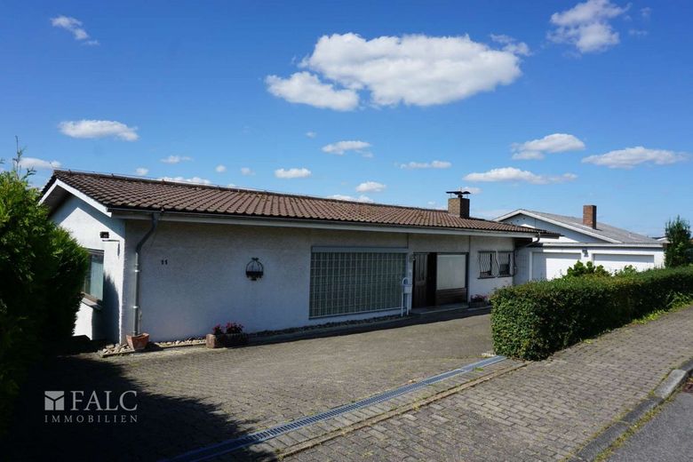 Freistehende Villa auf großem Grundstück in Buchen – Vorderansicht mit Einfahrt