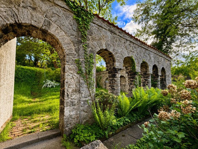 Denkmalgeschützte Fabrikantenvilla an der Weser - Parkgrundstück mit drei zusätzlichen Bauplätzen – Mauer
