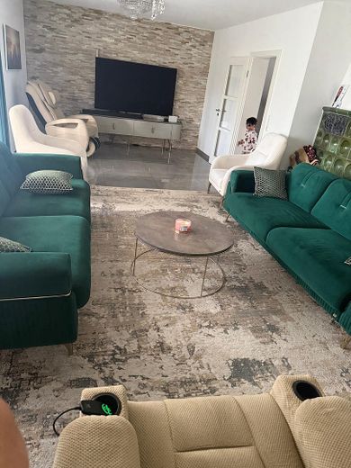 Moderna casa unifamiliare indipendente nel verde – Wohnbereich mit Holzofen