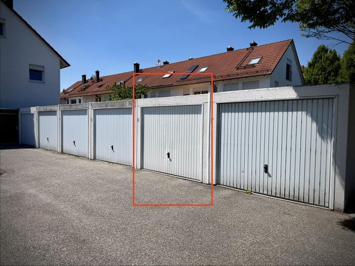 Środkowy segment domu szeregowego w Landshut – Garage