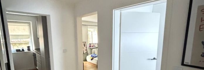Hochwertig renovierte und möblierte 2-ZKB mit EBK, Terrasse + Garage