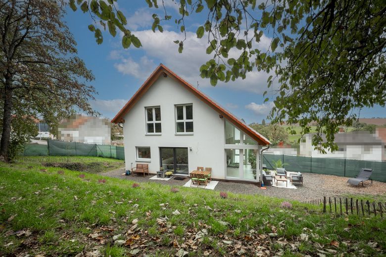 Neuwertiges KfW-55-Einfamilienhaus mit Wintergarten, Weitblick und großem Garten – provisionsfrei – Außenansicht / Garten