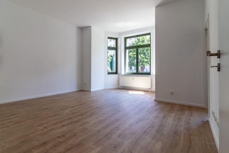 6% Rendite - neu modernisiert & vermietet: energieeffizienter Wohntraum, EBK, Wellness-Bad, Top-Lage – Wohnzimmer