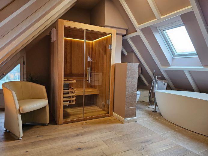 شقة علّية مجددة حصريًا مع ساونا - الشاطئ 8 دقائق سيرًا على الأقدام – Sauna mit Badewanne