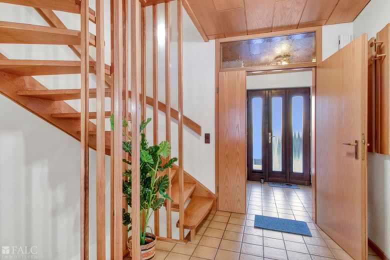 Freistehendes Einfamilienhaus mit Einliegerwohnung: Bietet Raum für vielfältige Lebenskonzepte – Diele EG