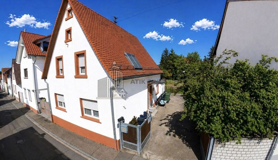 ATIK: Saniertes Ein- bis Zweifamilienhaus mit großem Grundstück und vielseitigem Nutzungspotenzial – Drohnenaufnahme