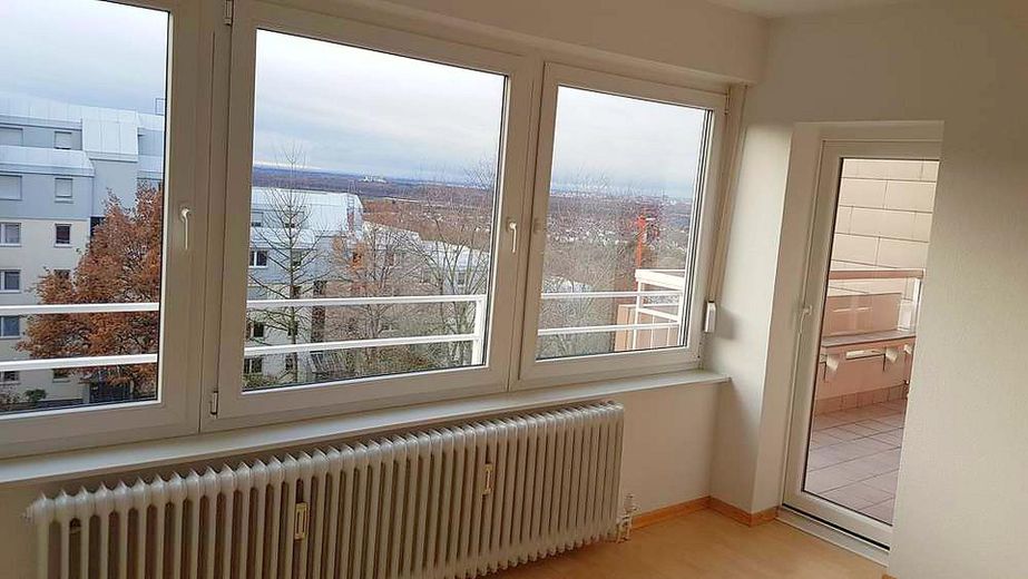 Jasne 3-pokojowe mieszkanie z widokiem na Turmberg w Karlsruhe-Durlach – Blick aus Wonzimmer + Balkon