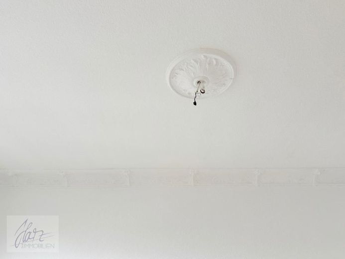 ***EXKLUSIVE 2-RAUM-ALTBAUWOHNUNG MIT STUCKDECKEN &amp; " BALKONEN *** Wohnen im Herzen von Alt-Riesa – Stuckdecke im Schlafzimmer