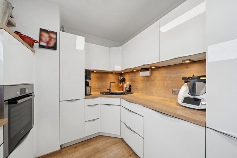 Großzügige 3-Zimmer-Maisonette in Landshut mit Loggia, Aufzug und Tiefgaragenstellplatz inklusive – Küche