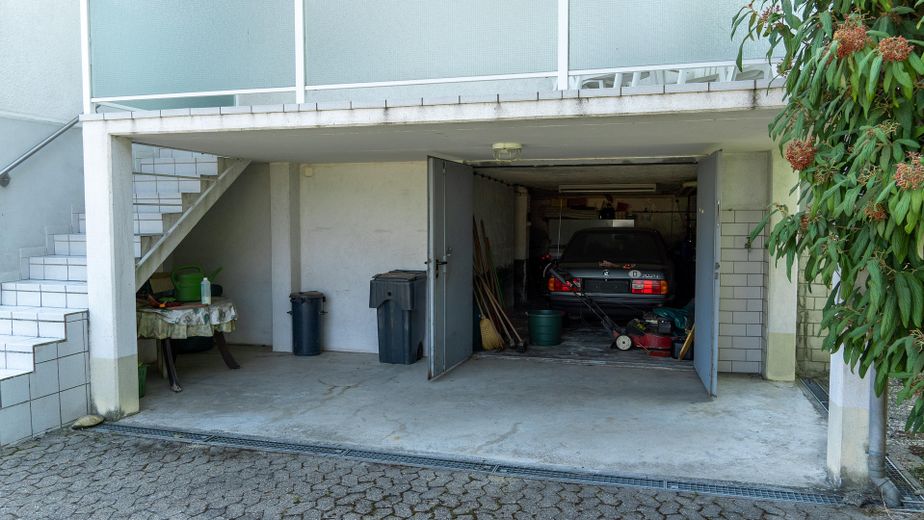 Ek yapılaşma imkânına sahip geniş arsada villa tarzı müstakil ev – Garage mit PKW-Stellplatz