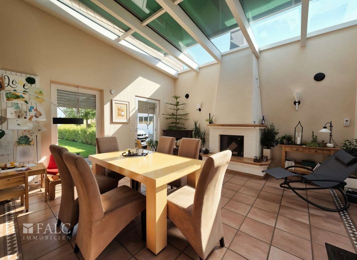 Exklusives Anwesen mit Wohnhaus, Büroflächen und Gewerbehalle auf weitläufigem Grundstück – Wintergarten