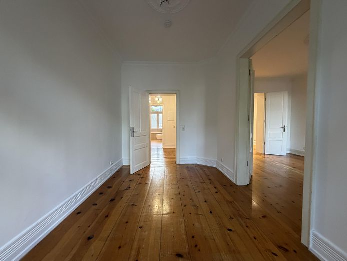 Appartement ancien de 3,5 pièces dans le Nordend avec balcon, cuisine équipée et plafonds de 3 m de hauteur – Zimmer 2